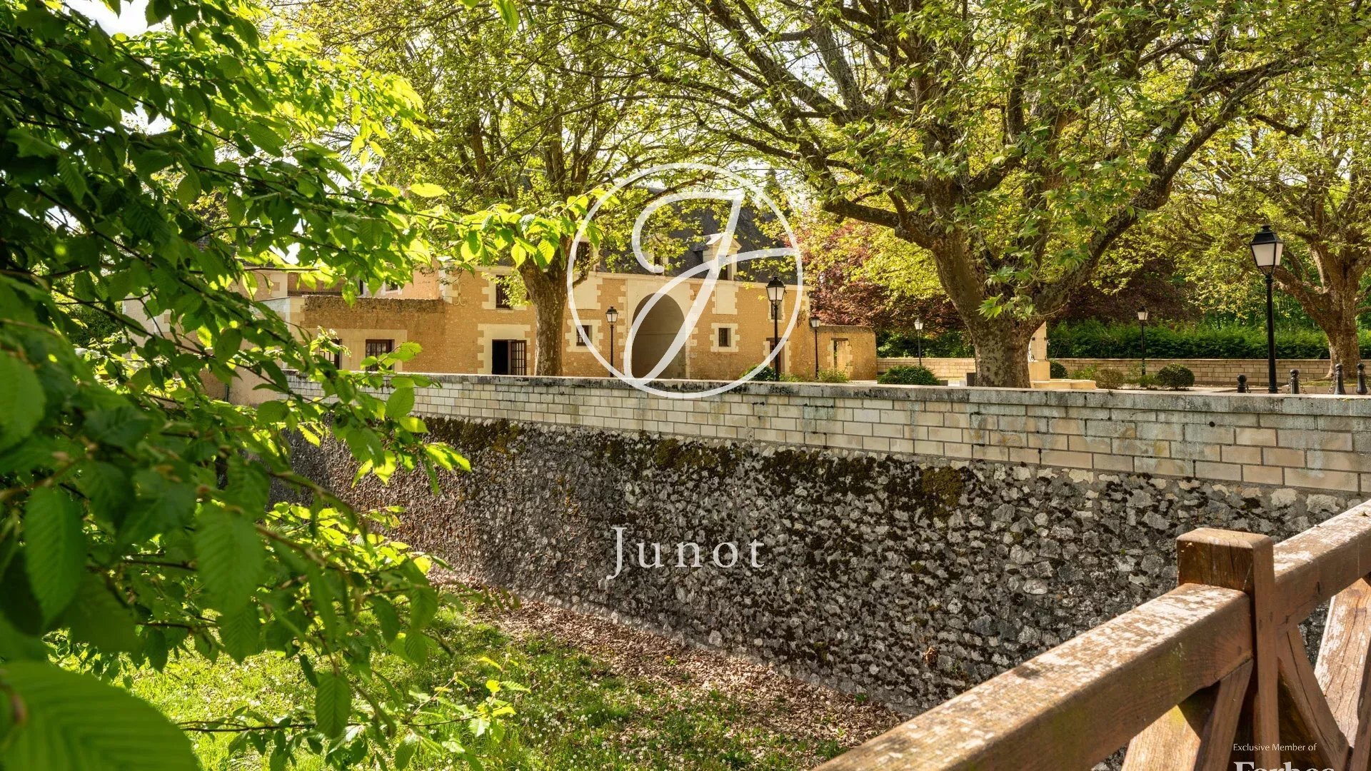 Château Amboise 2100.0 Sqm 24 Bedrooms