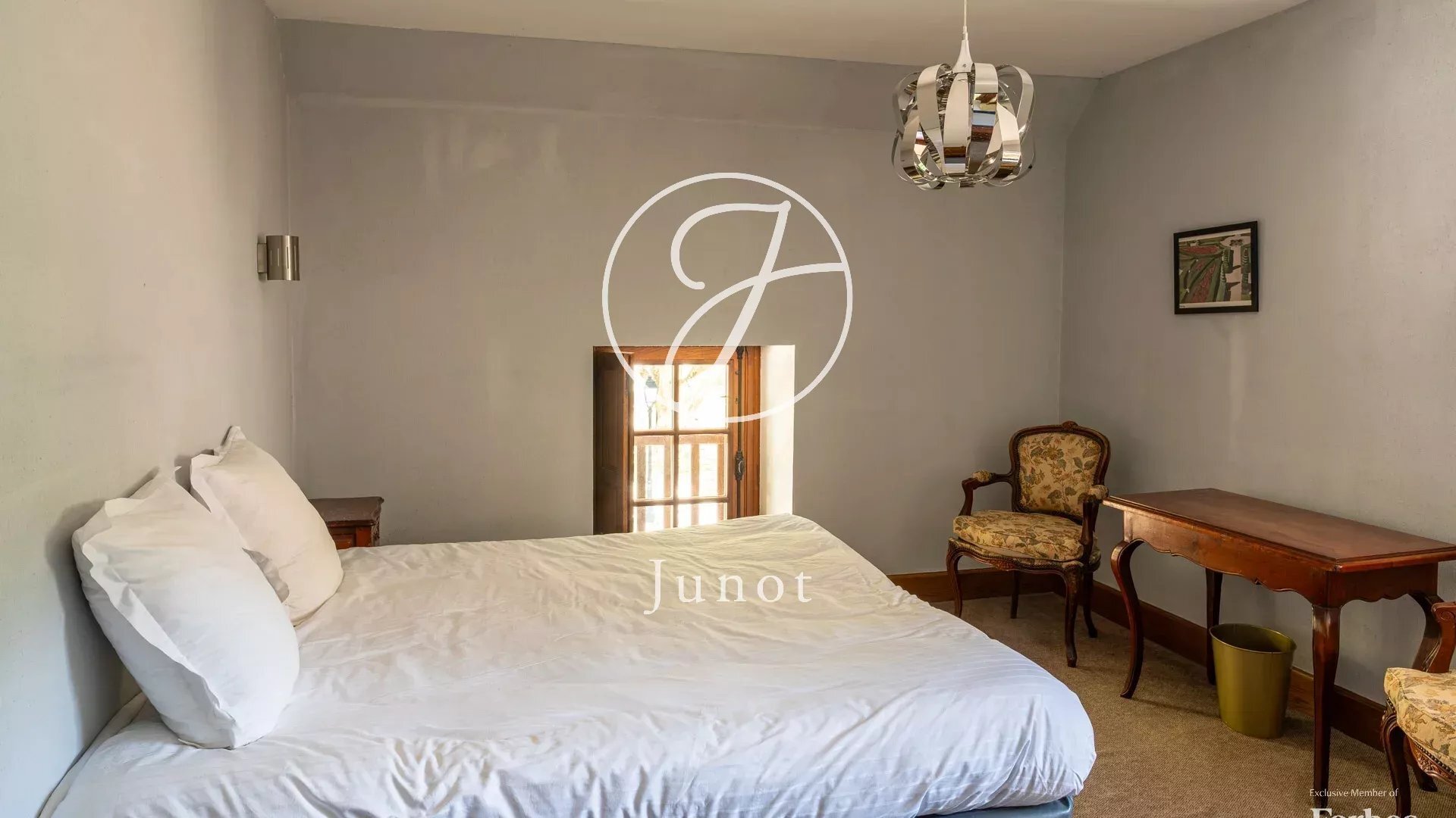 Château Amboise 2100.0 Sqm 24 Bedrooms