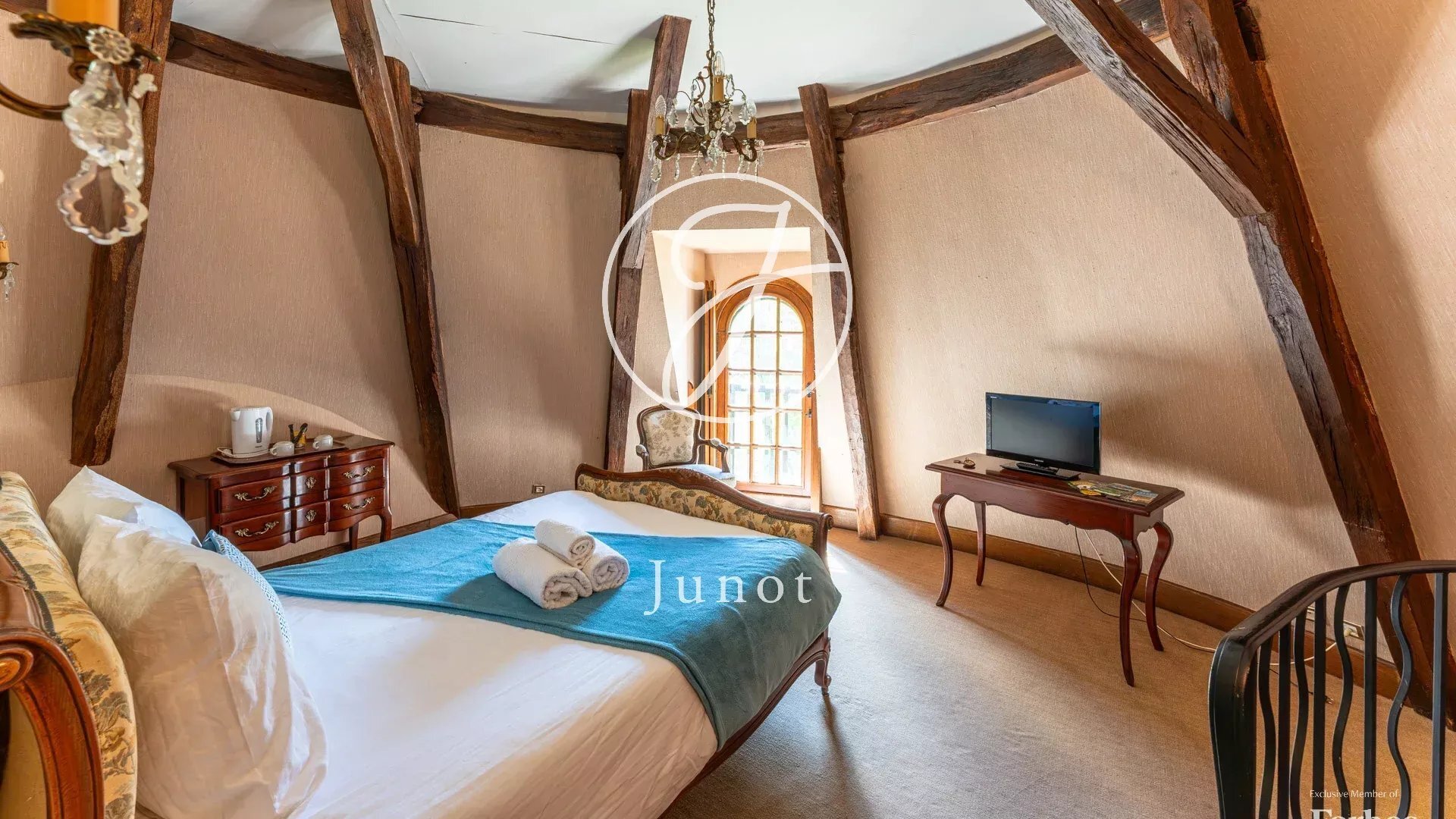 Château Amboise 2100.0 Sqm 24 Bedrooms