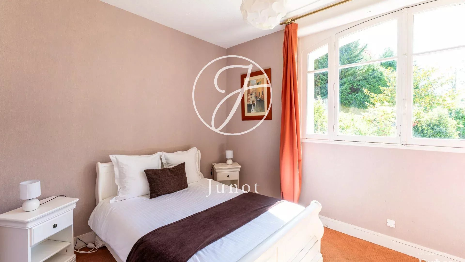 Château Amboise 2100.0 Sqm 24 Bedrooms