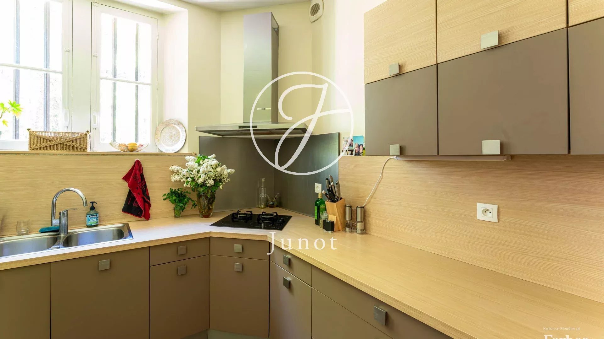 Château Amboise 2100.0 Sqm 24 Bedrooms