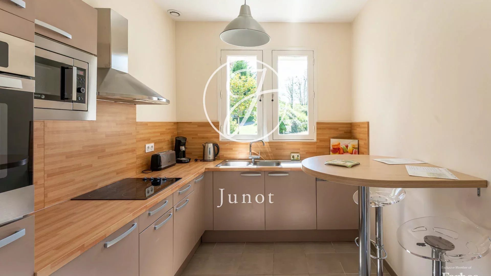 Château Amboise 2100.0 Sqm 24 Bedrooms