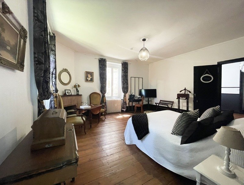 Château + Guesthouse With Profitable Hospitality Business – Near Cognac
