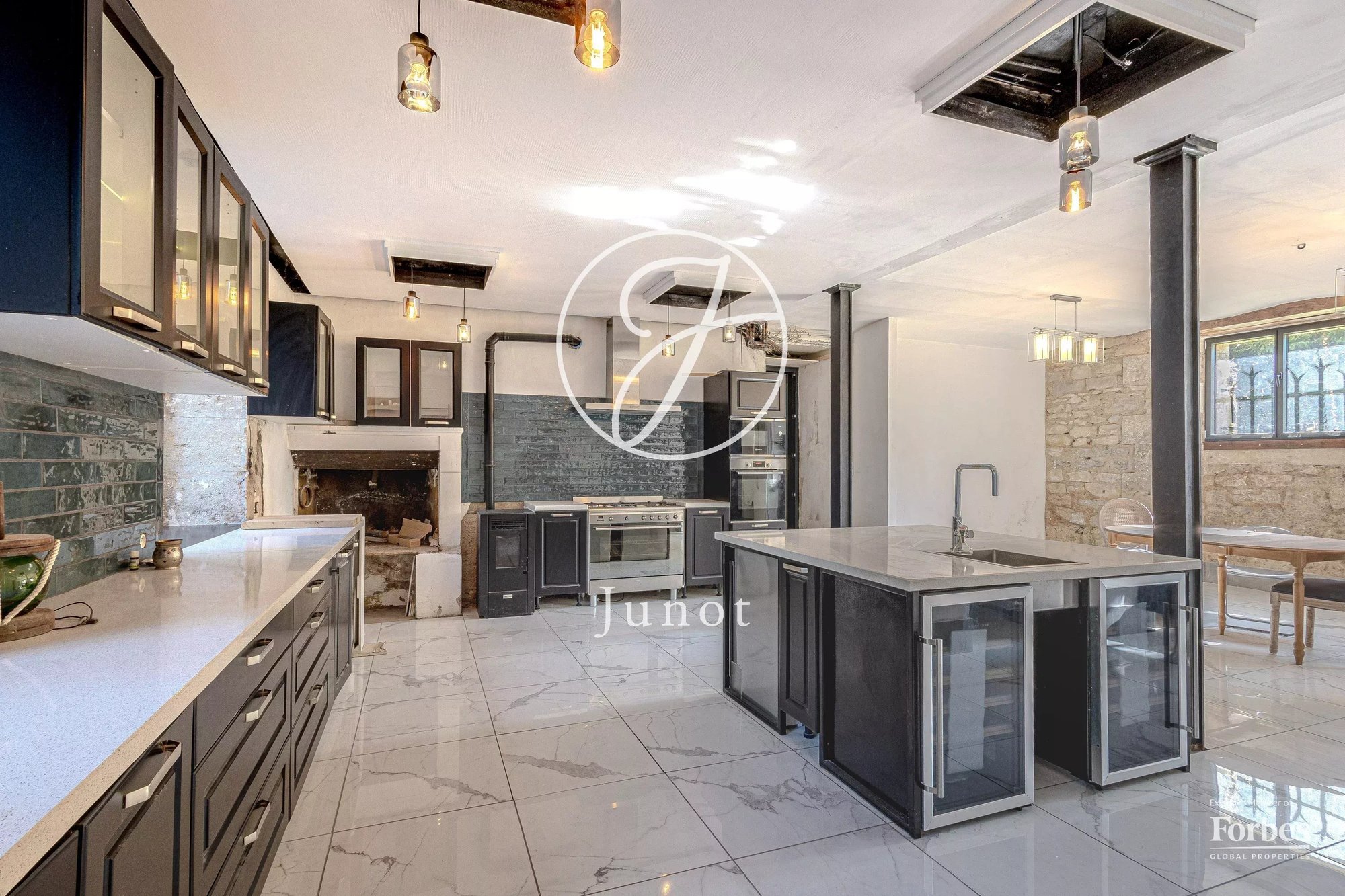 Château La Guerche Sur L'aubois 1173.0 Sqm 16 Bedrooms