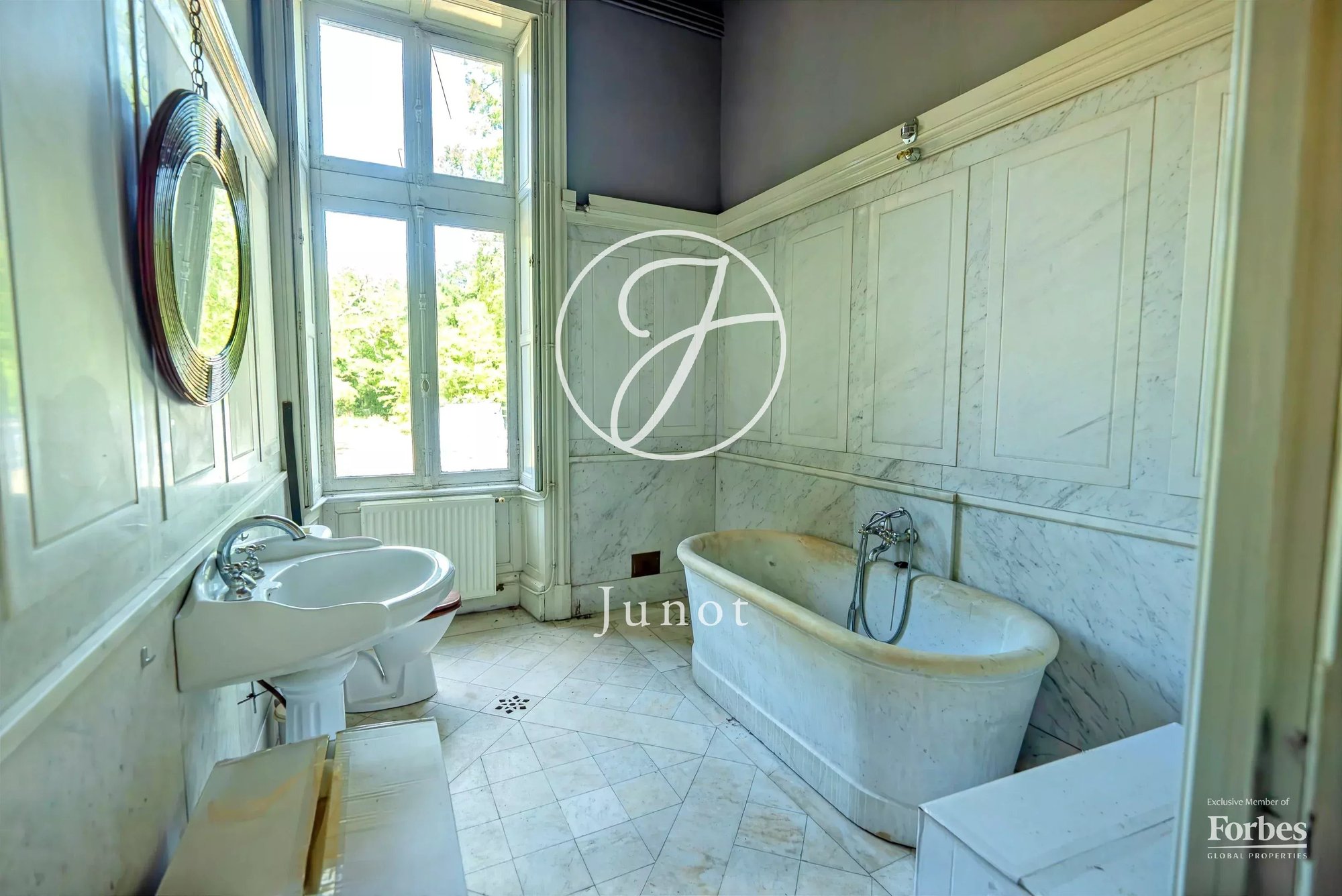 Château La Guerche Sur L'aubois 1173.0 Sqm 16 Bedrooms