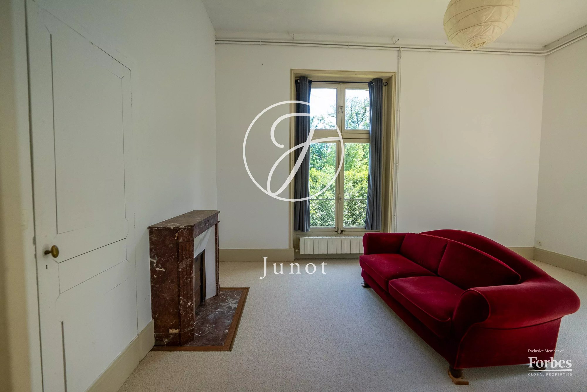 Château La Guerche Sur L'aubois 1173.0 Sqm 16 Bedrooms