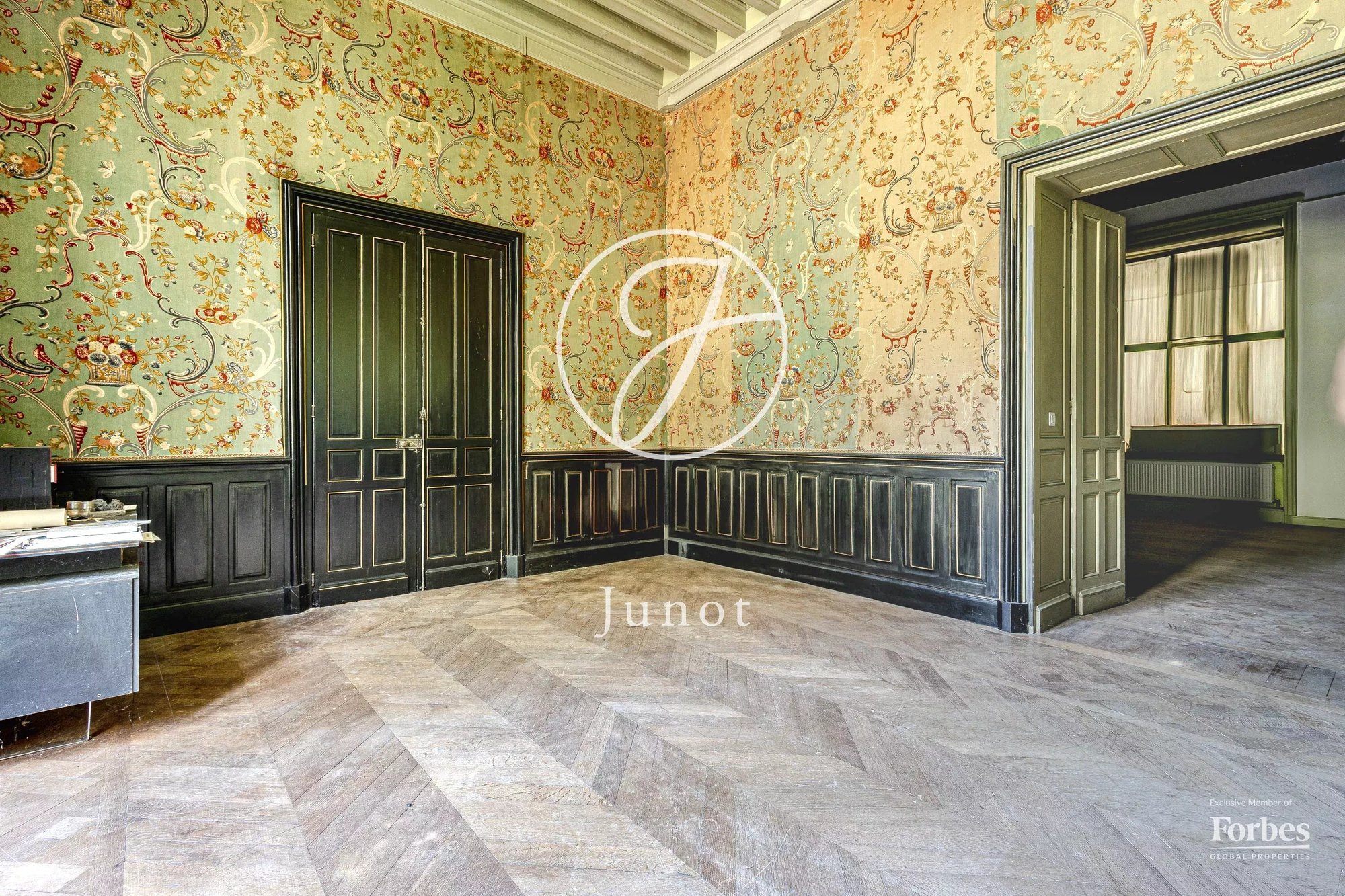 Château La Guerche Sur L'aubois 1173.0 Sqm 16 Bedrooms