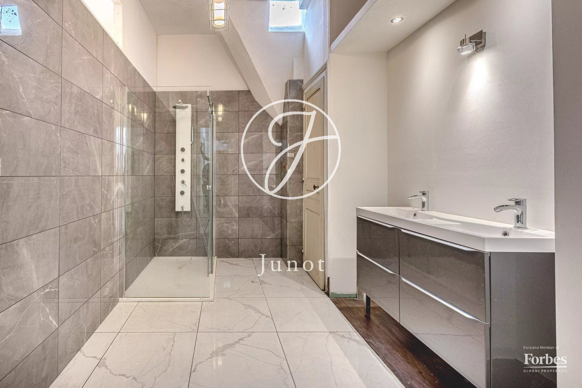 Château La Guerche Sur L'aubois 1173.0 Sqm 16 Bedrooms
