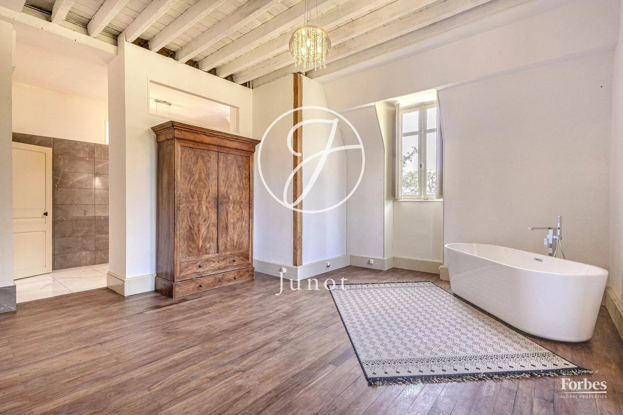 Château La Guerche Sur L'aubois 1173.0 Sqm 16 Bedrooms
