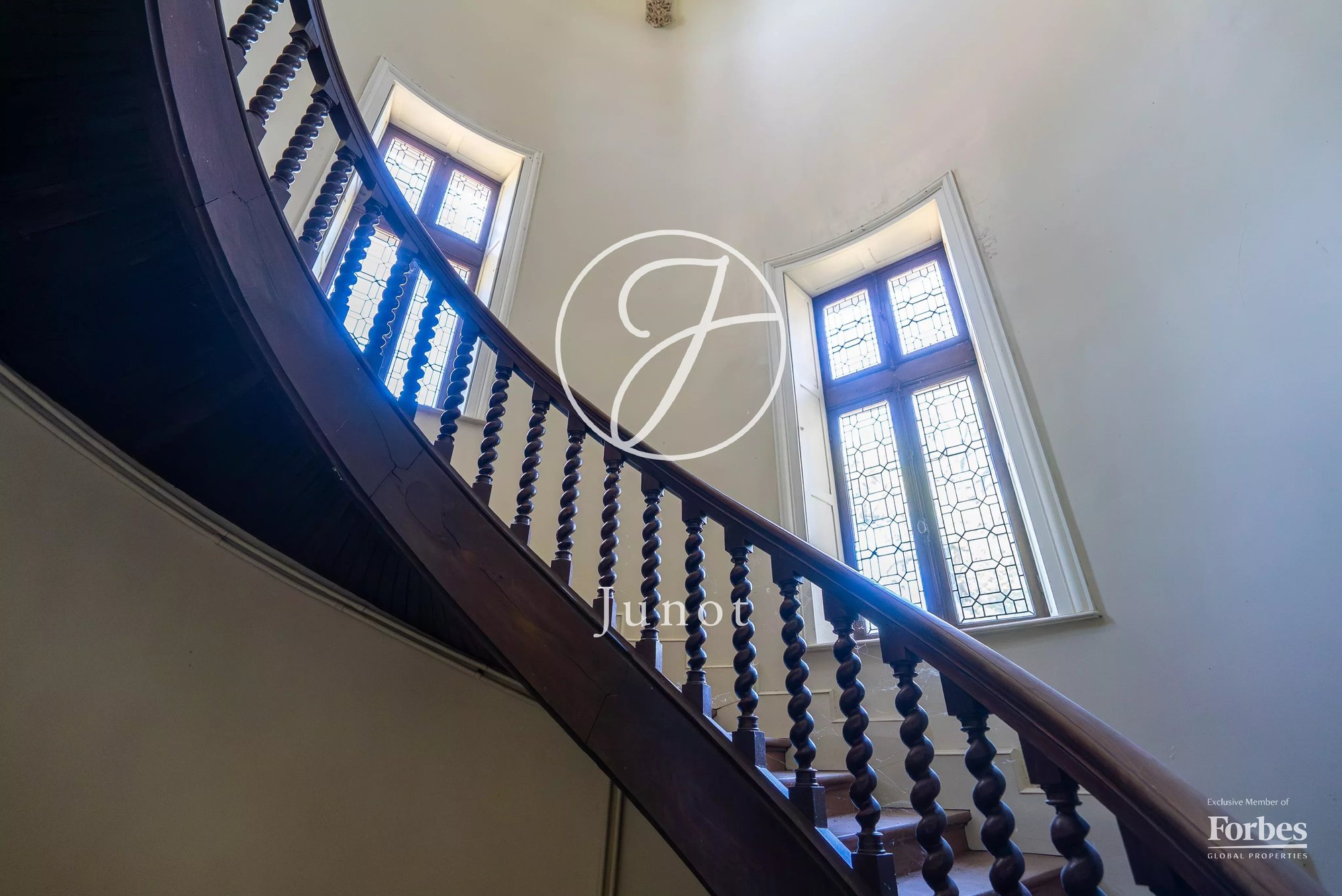 Château La Guerche Sur L'aubois 1173.0 Sqm 16 Bedrooms