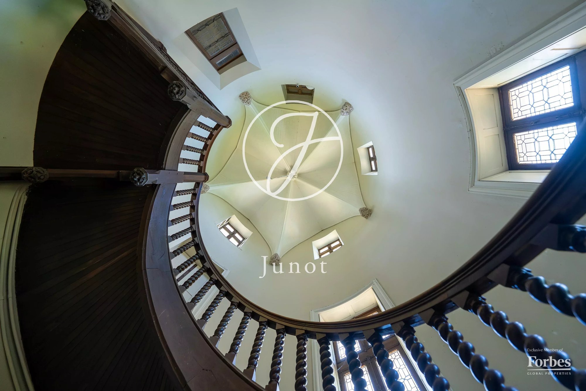 Château La Guerche Sur L'aubois 1173.0 Sqm 16 Bedrooms