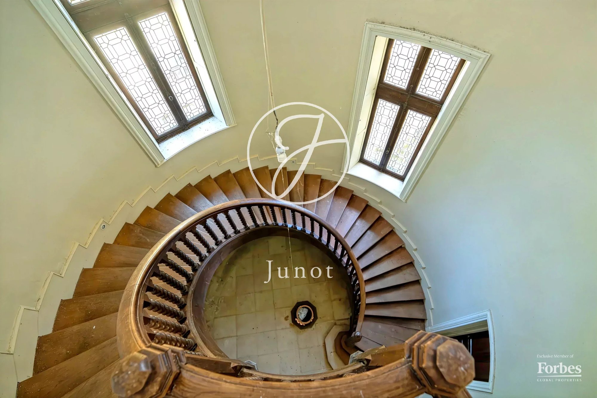 Château La Guerche Sur L'aubois 1173.0 Sqm 16 Bedrooms