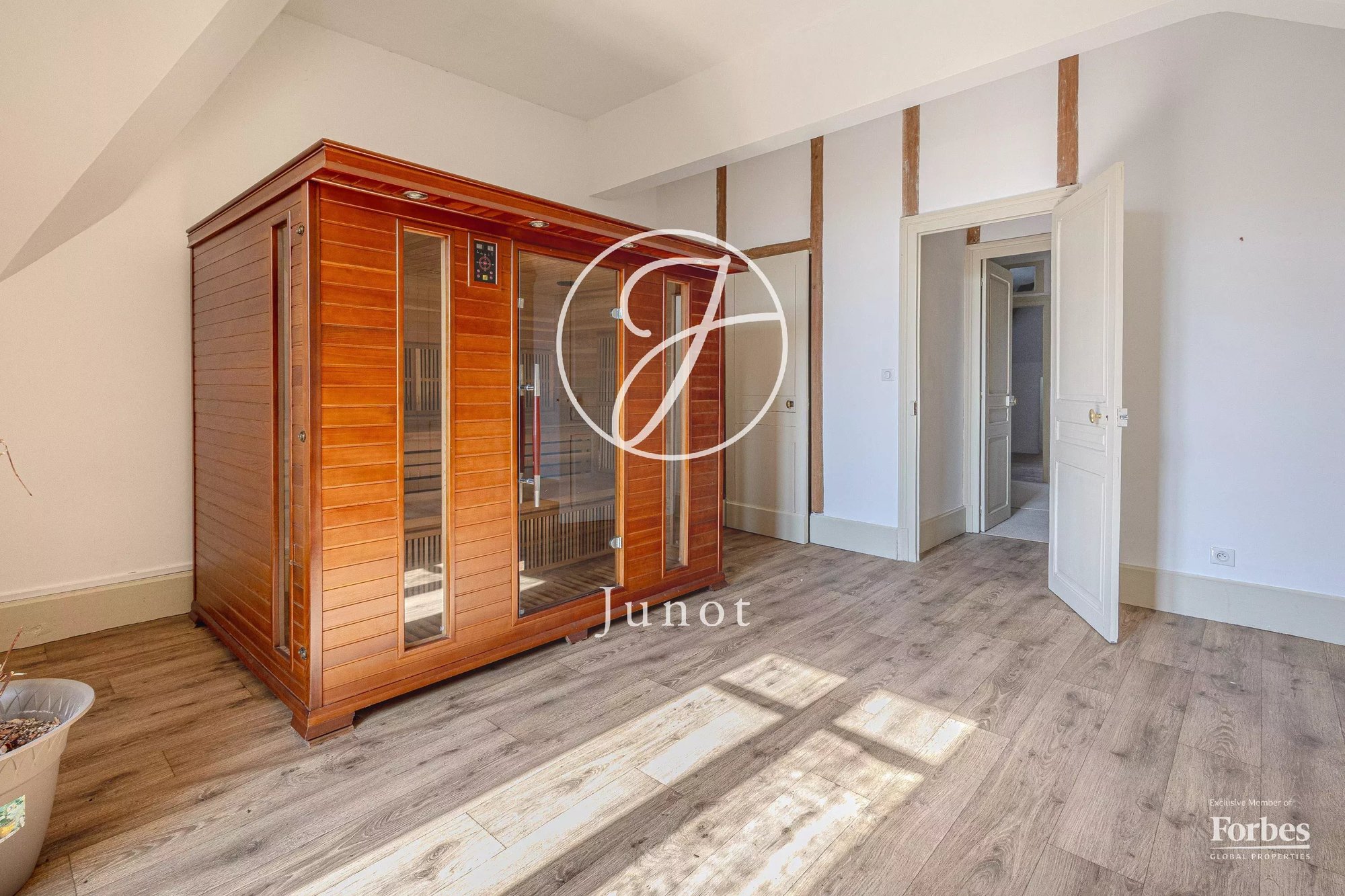 Château La Guerche Sur L'aubois 1173.0 Sqm 16 Bedrooms