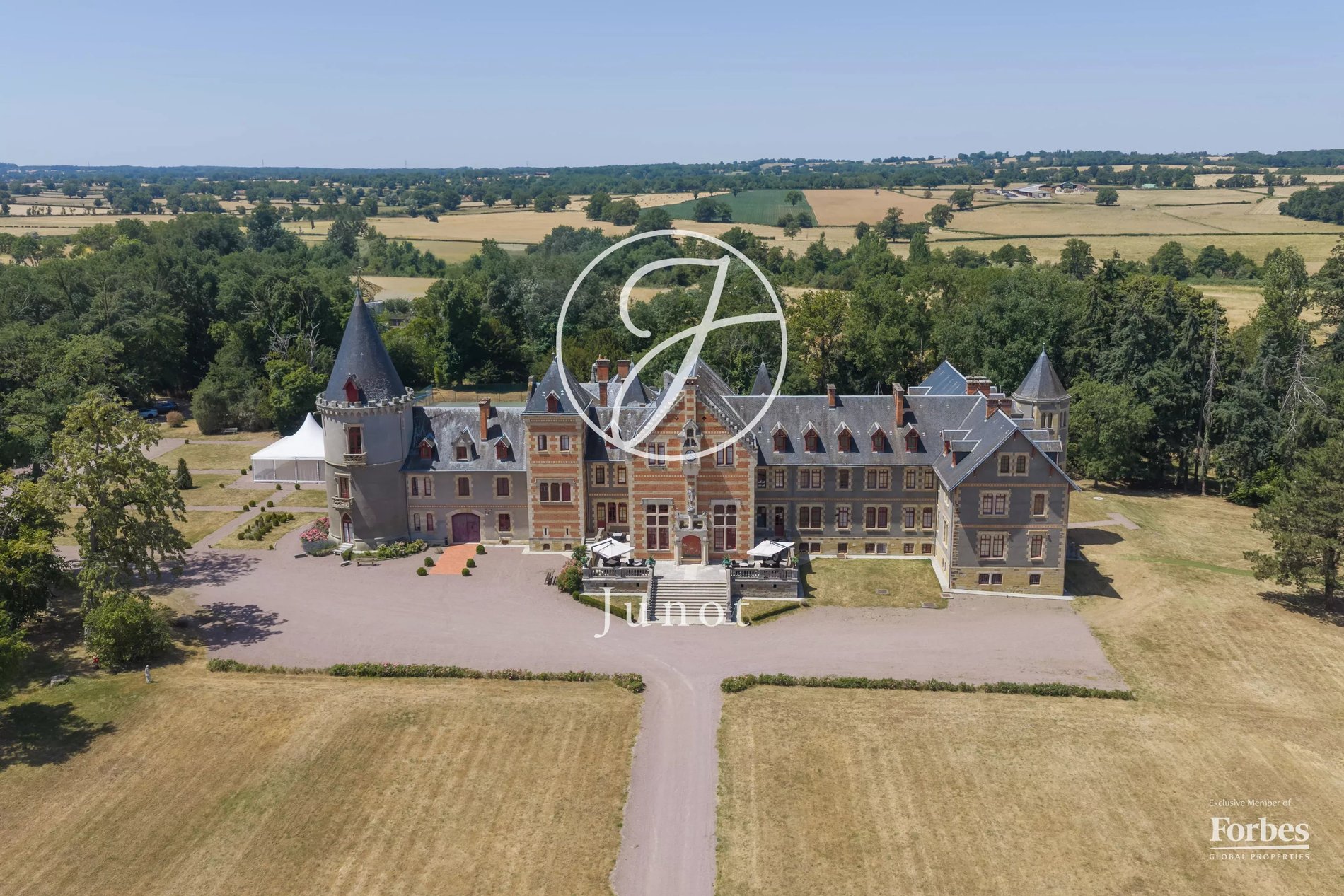 Château Moulins 3800.0 Sqm 23 Bedrooms