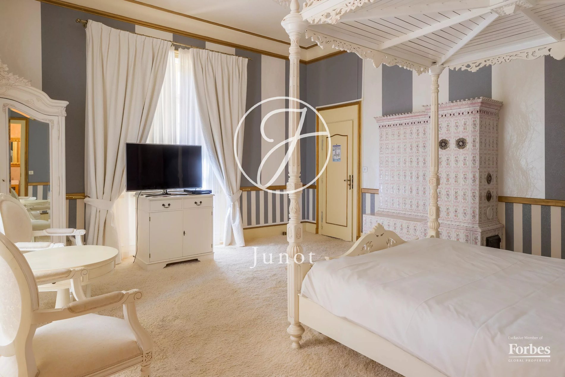 Château Moulins 3800.0 Sqm 23 Bedrooms