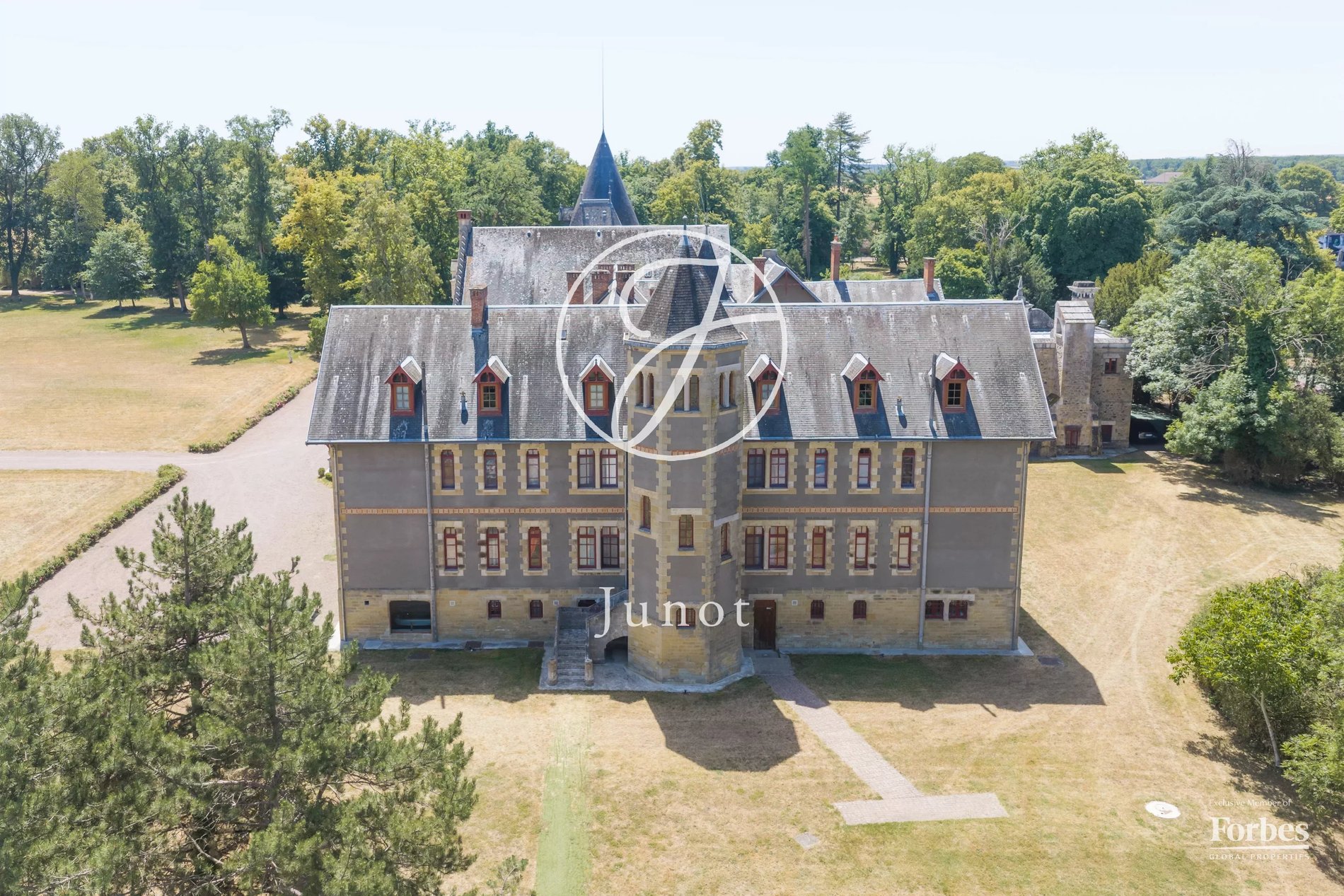 Château Moulins 3800.0 Sqm 23 Bedrooms