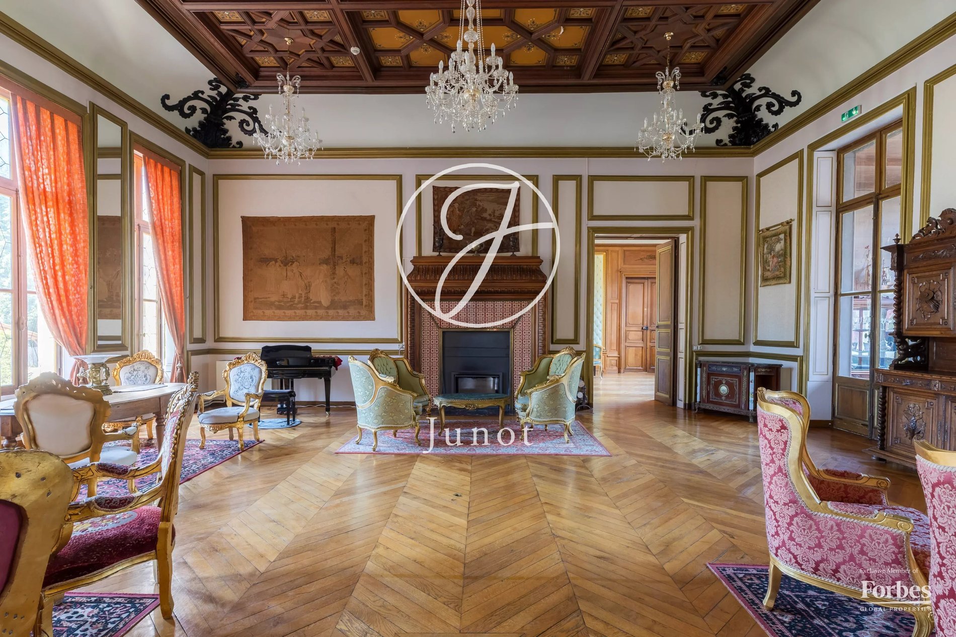 Château Moulins 3800.0 Sqm 23 Bedrooms