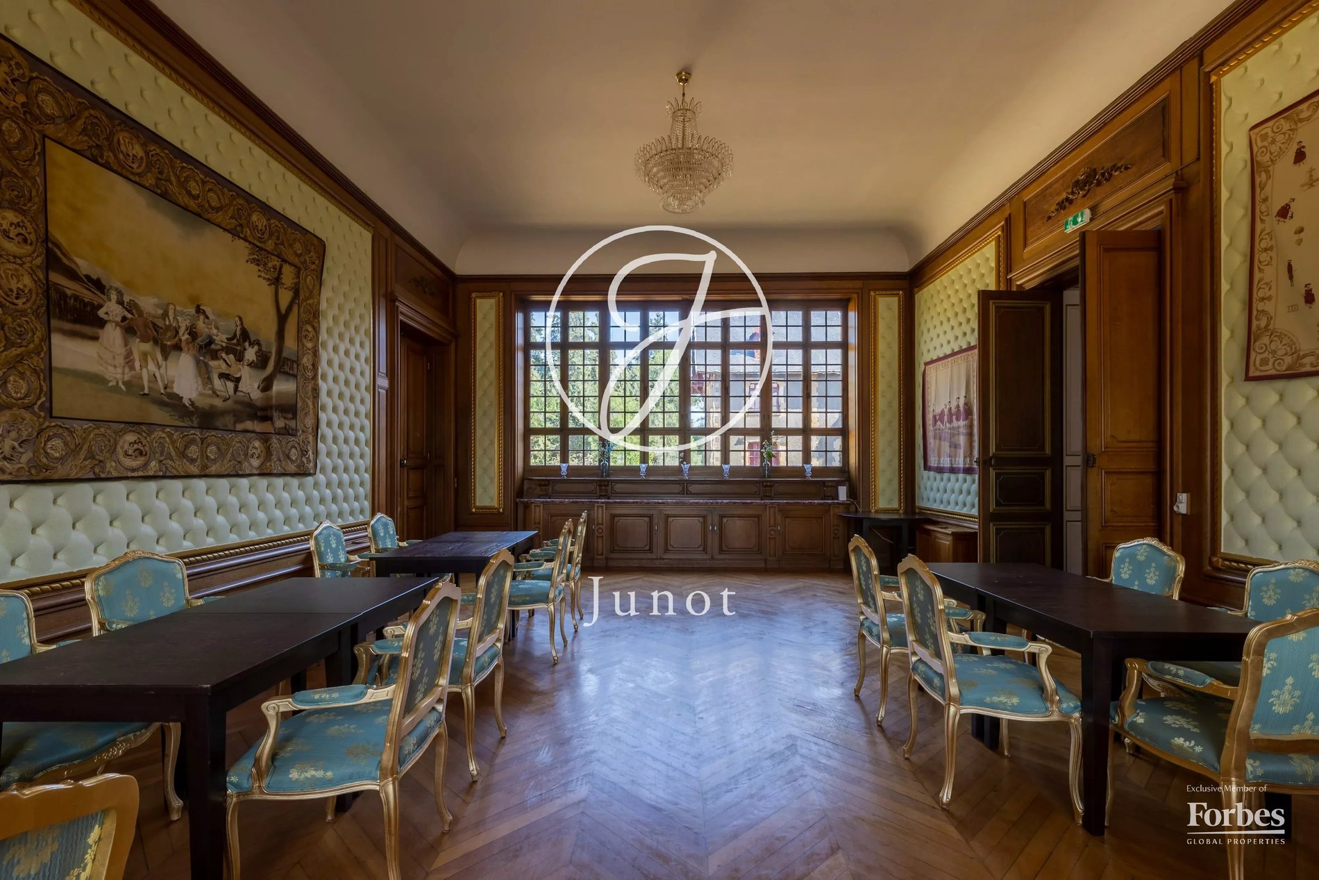 Château Moulins 3800.0 Sqm 23 Bedrooms