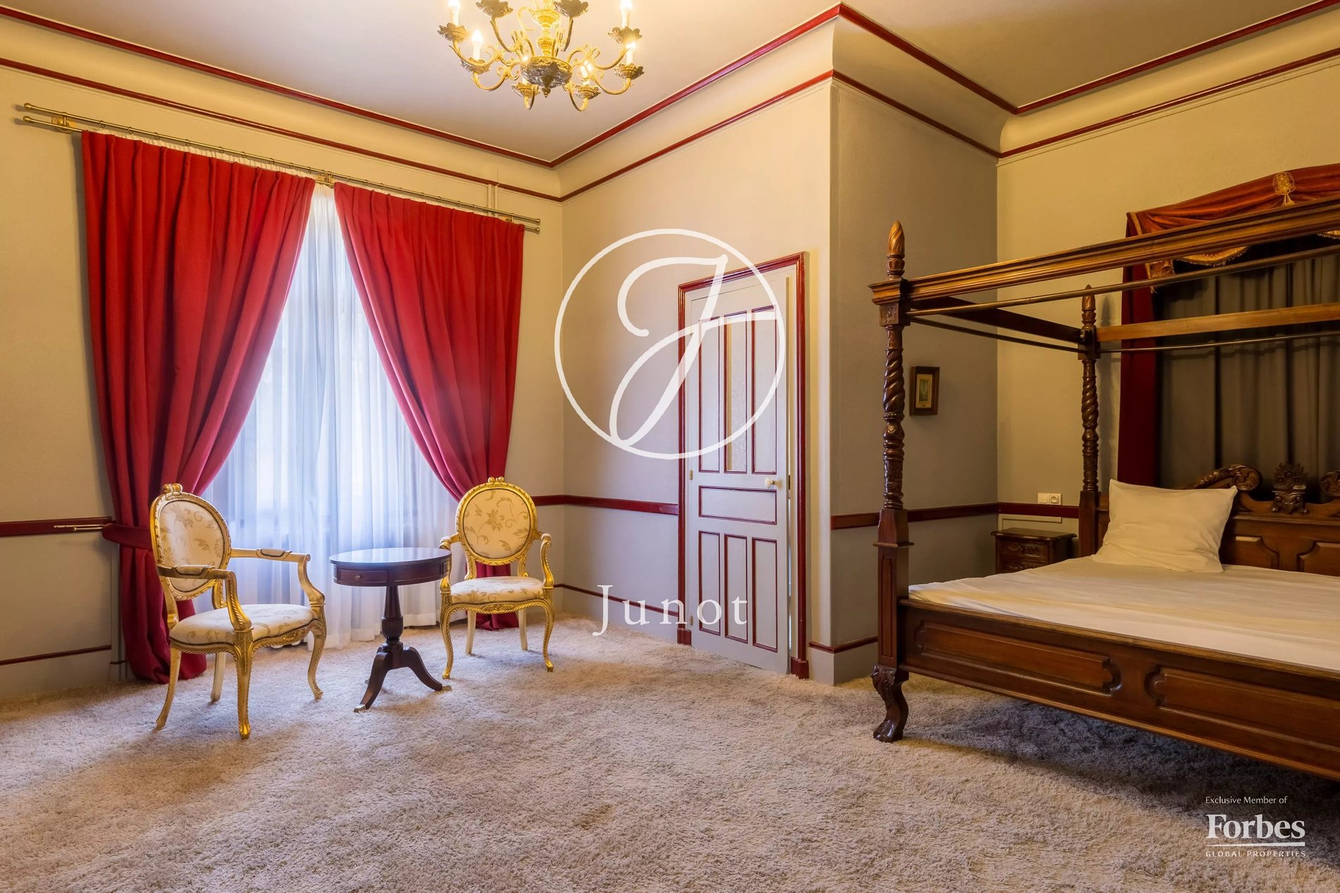 Château Moulins 3800.0 Sqm 23 Bedrooms