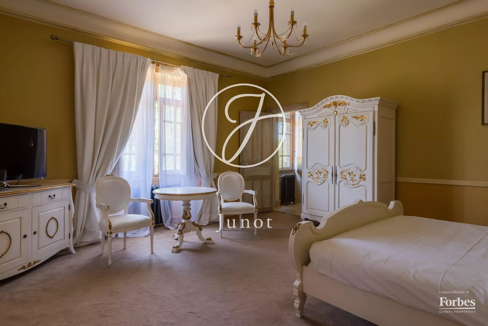 Château Moulins 3800.0 Sqm 23 Bedrooms