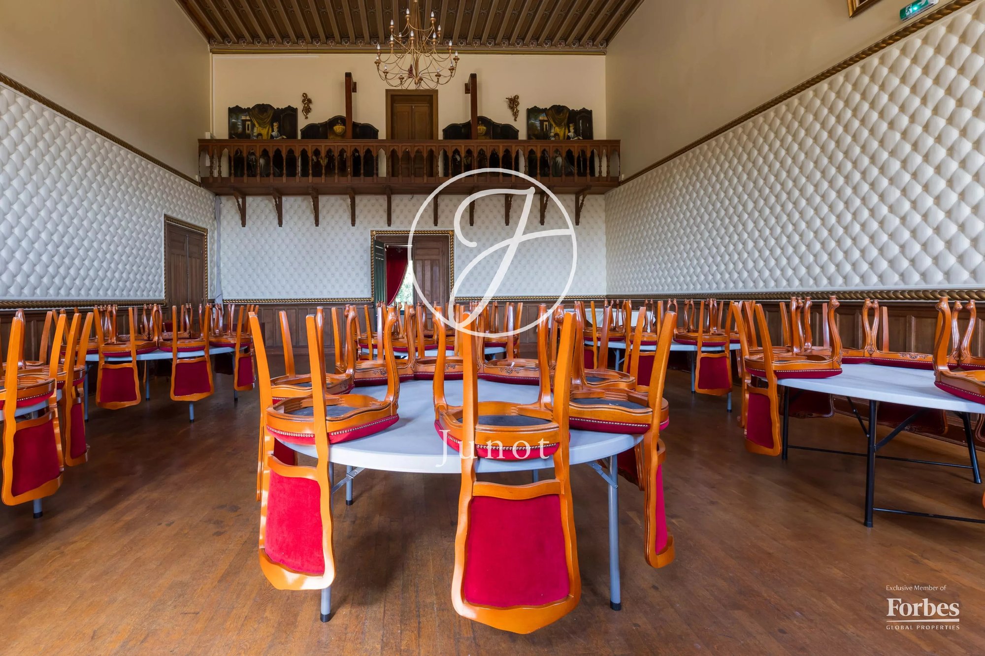 Château Moulins 3800.0 Sqm 23 Bedrooms