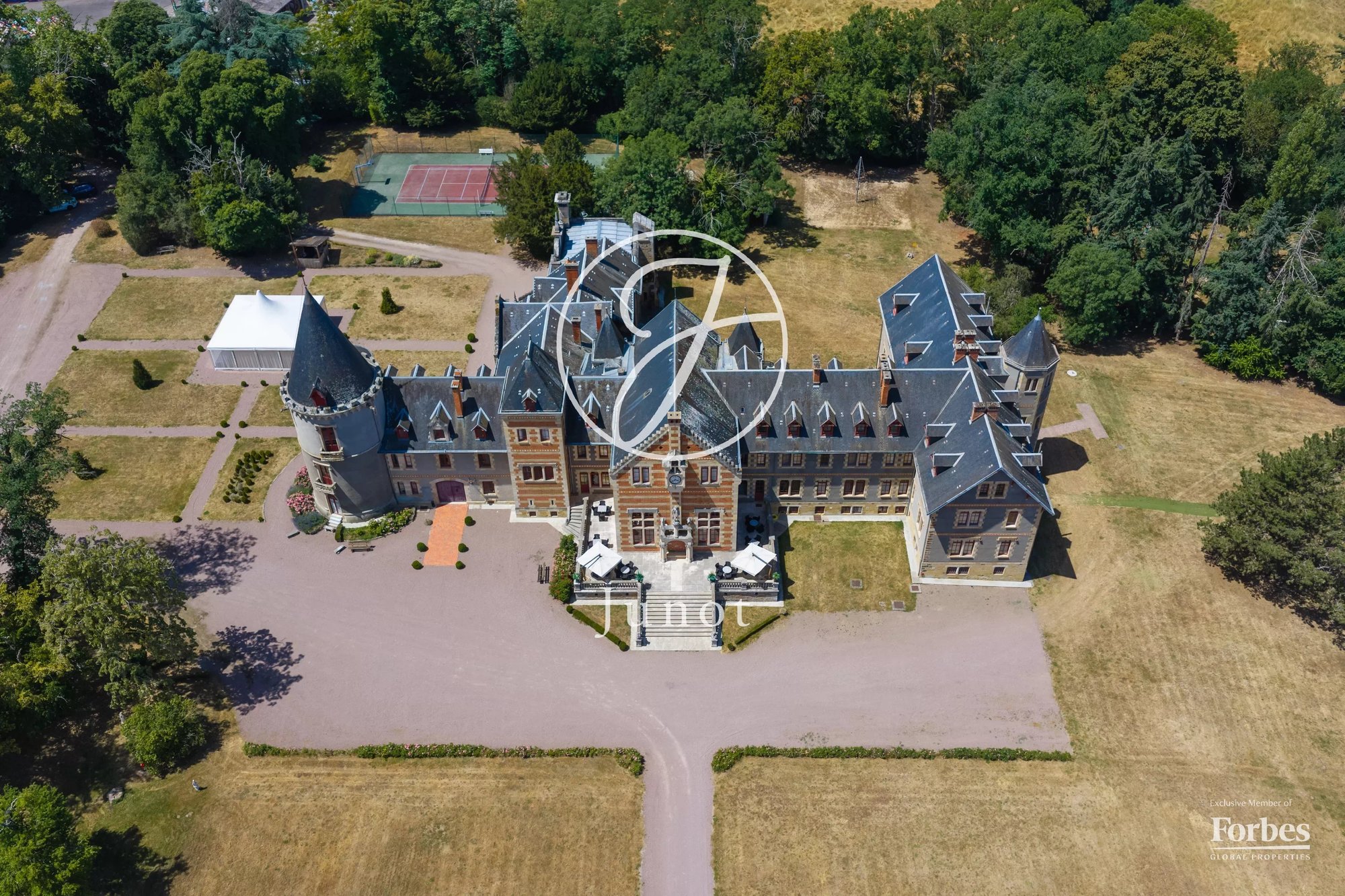 Château Moulins 3800.0 Sqm 23 Bedrooms