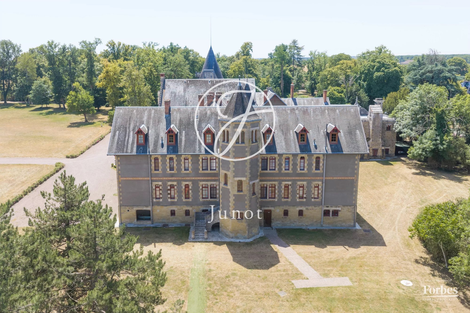 Château Moulins 3800.0 Sqm 23 Bedrooms