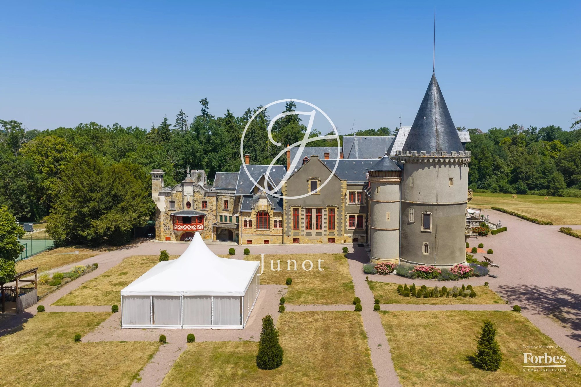 Château Moulins 3800.0 Sqm 23 Bedrooms