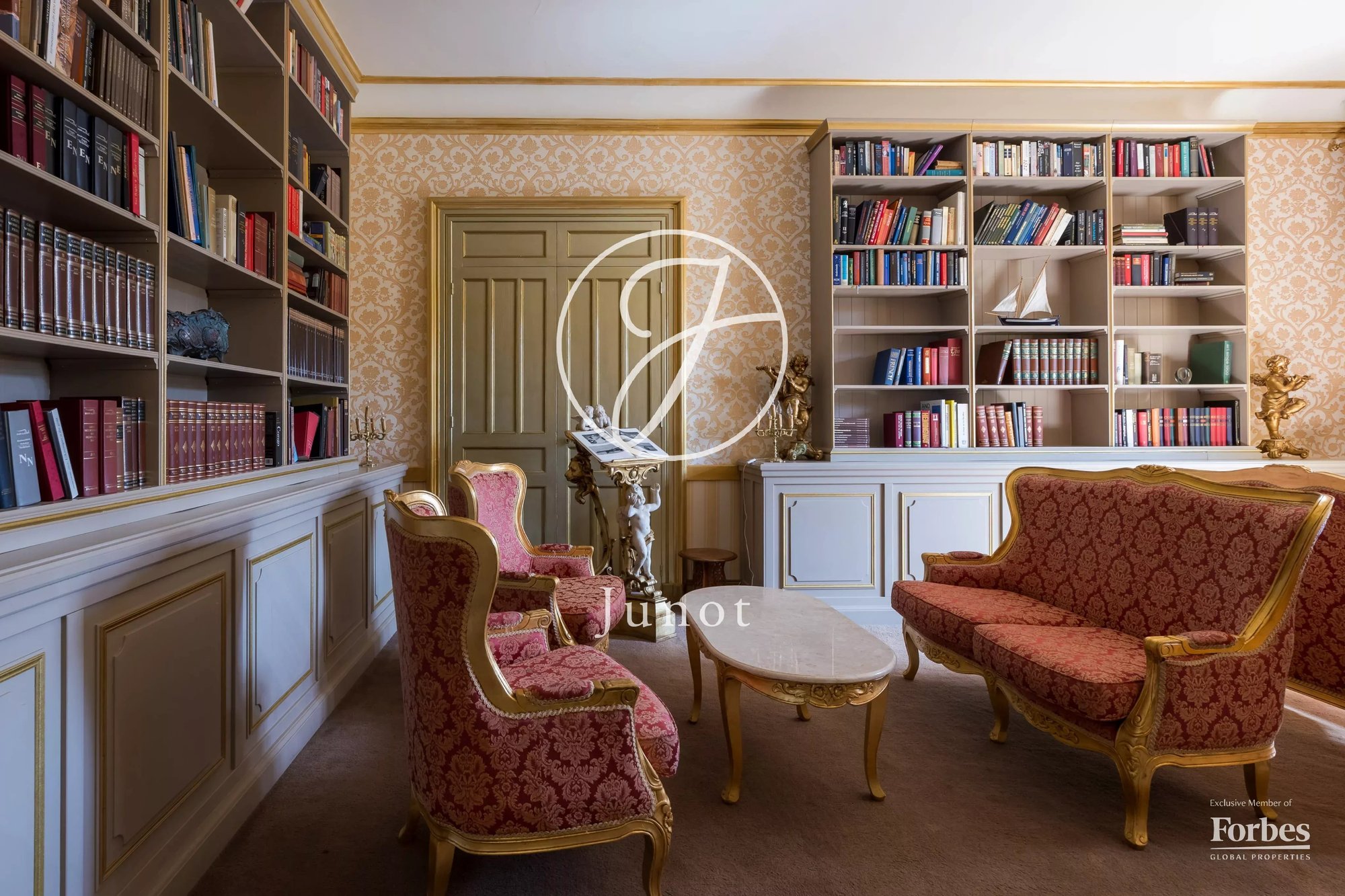 Château Moulins 3800.0 Sqm 23 Bedrooms
