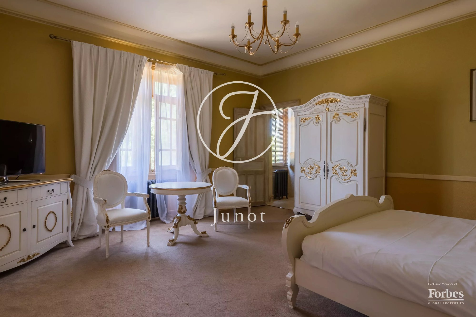 Château Moulins 3800.0 Sqm 23 Bedrooms