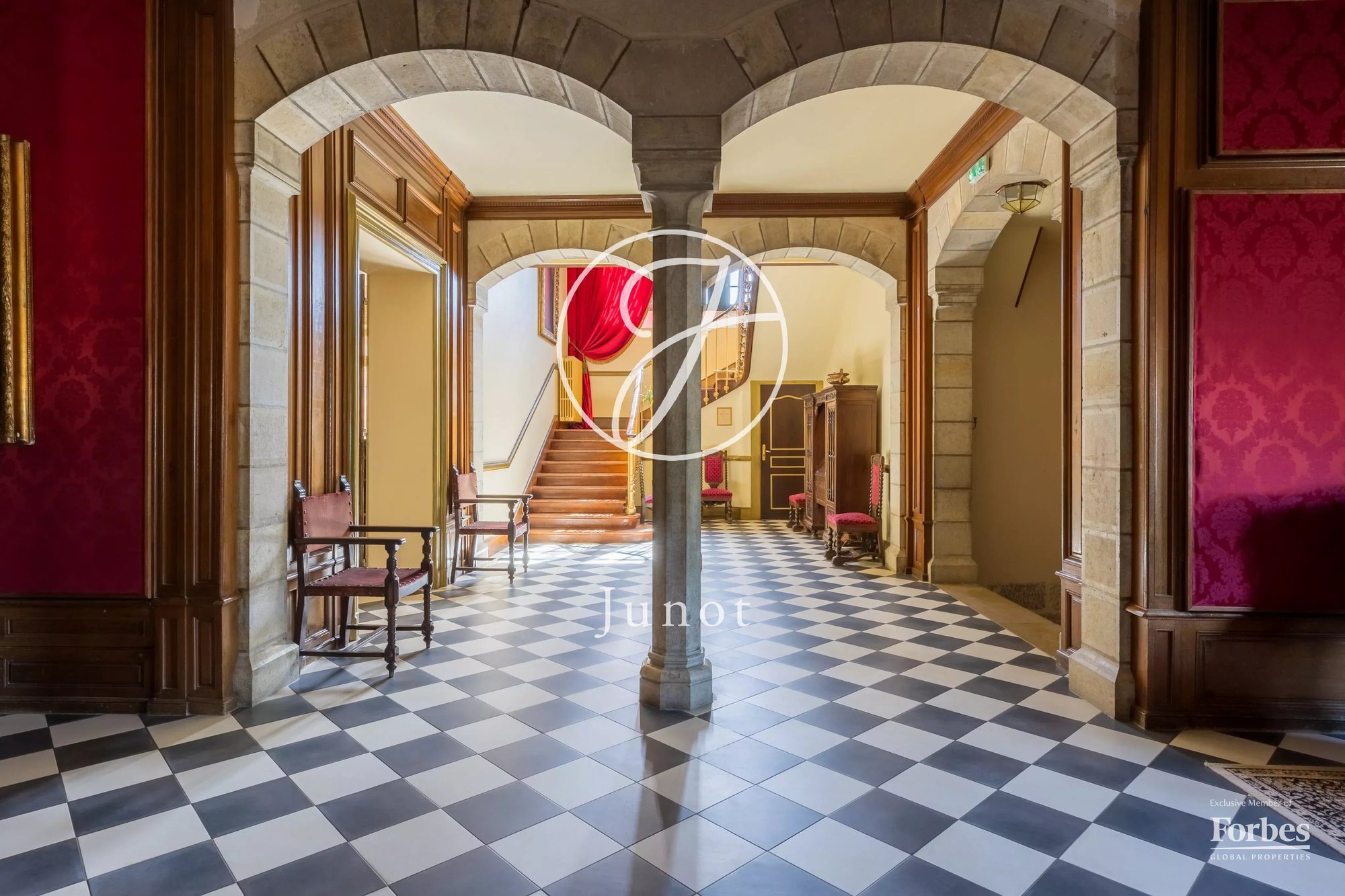 Château Moulins 3800.0 Sqm 23 Bedrooms