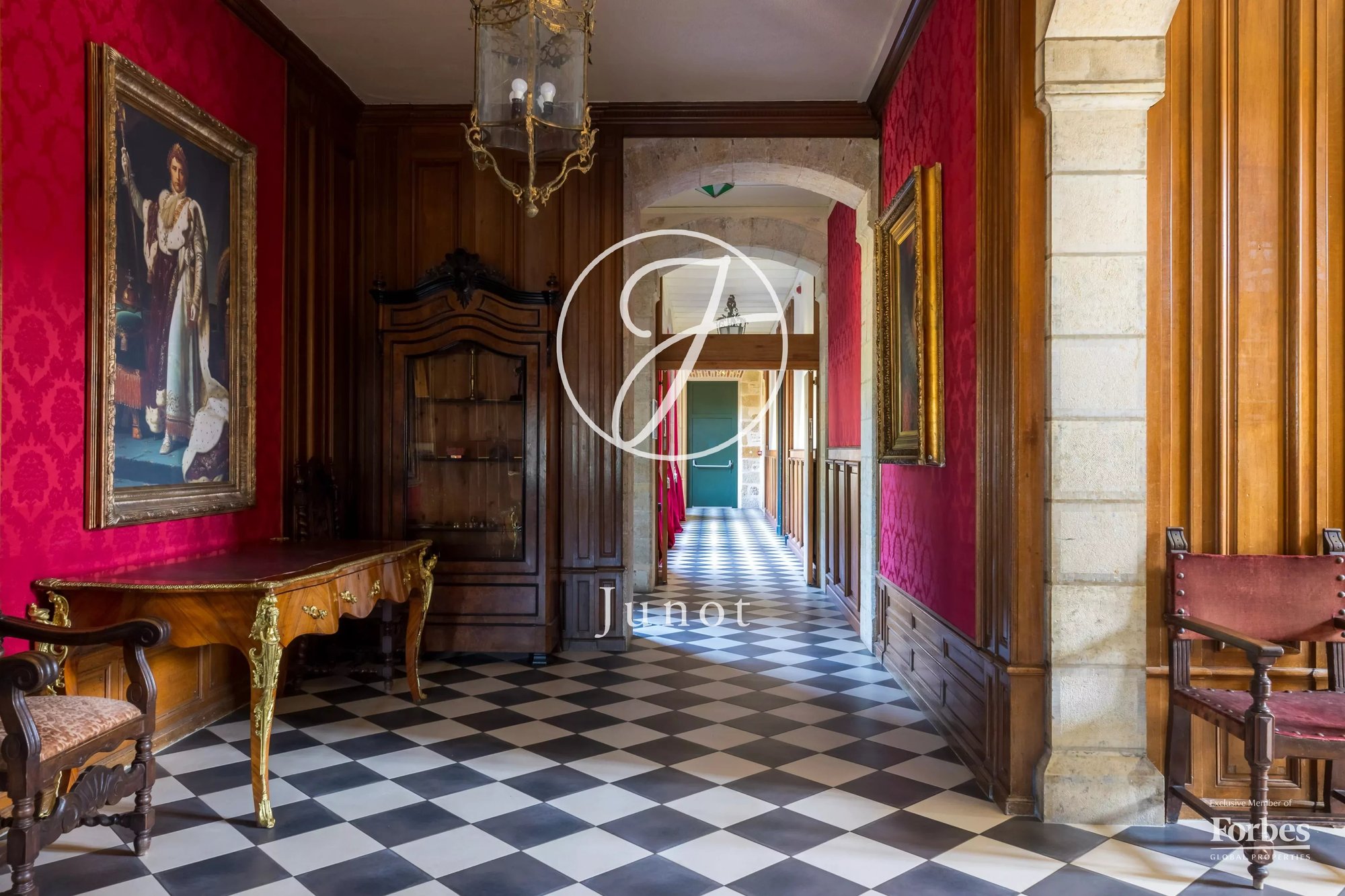 Château Moulins 3800.0 Sqm 23 Bedrooms