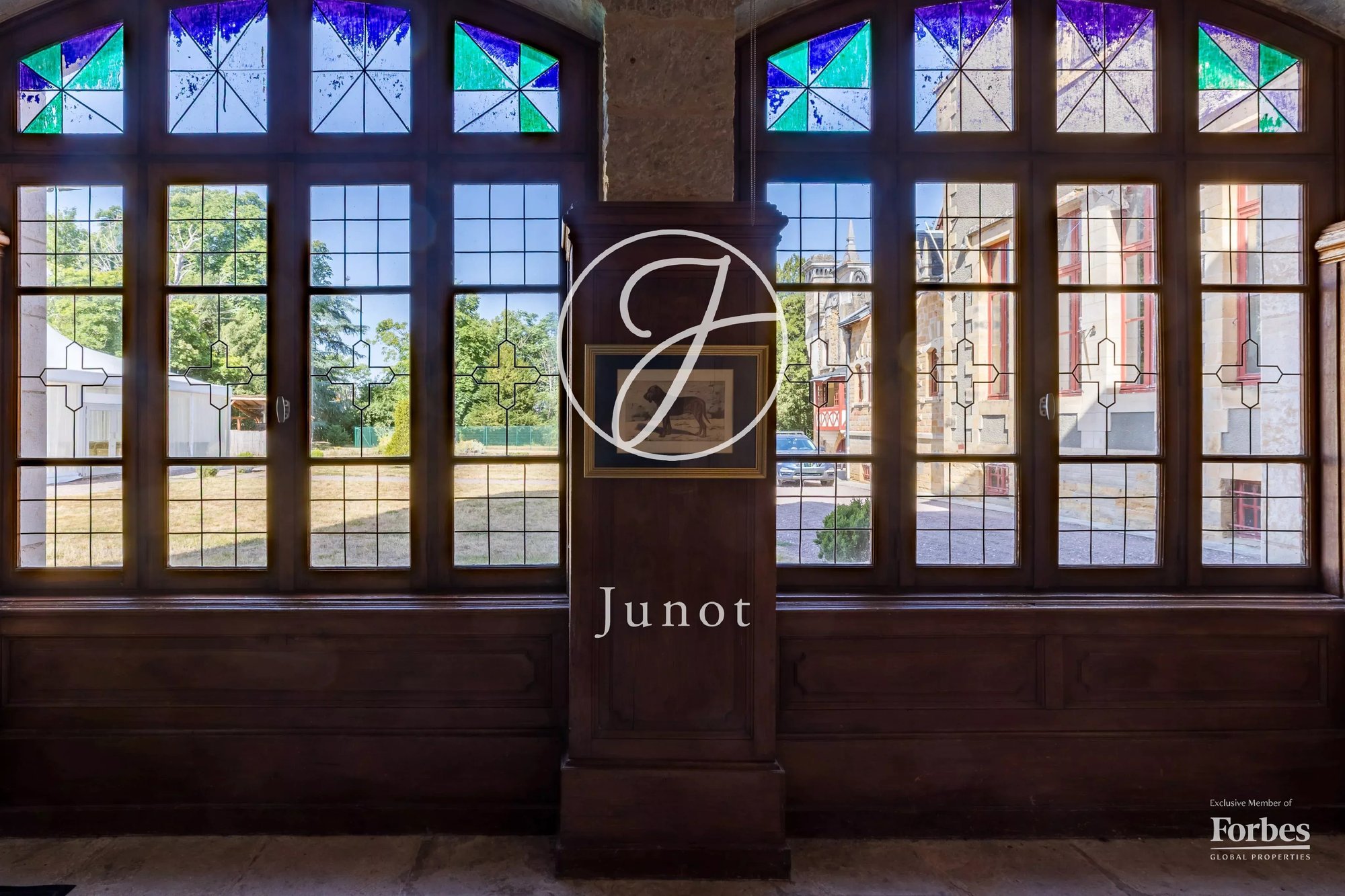 Château Moulins 3800.0 Sqm 23 Bedrooms