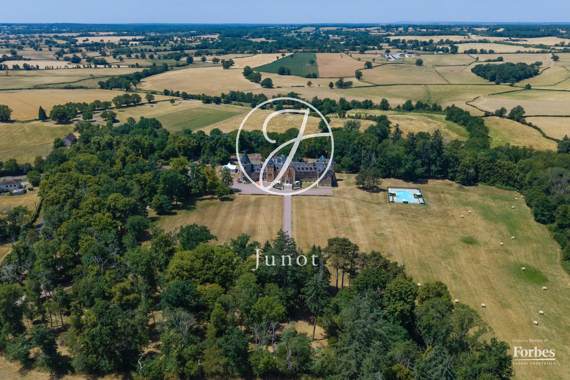 Château Moulins 3800.0 Sqm 23 Bedrooms