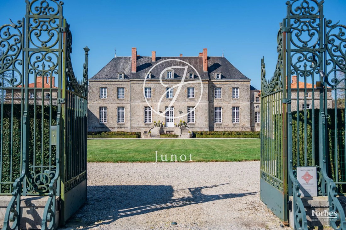 Château Nantes 1300.0 Sqm 12 Bedrooms