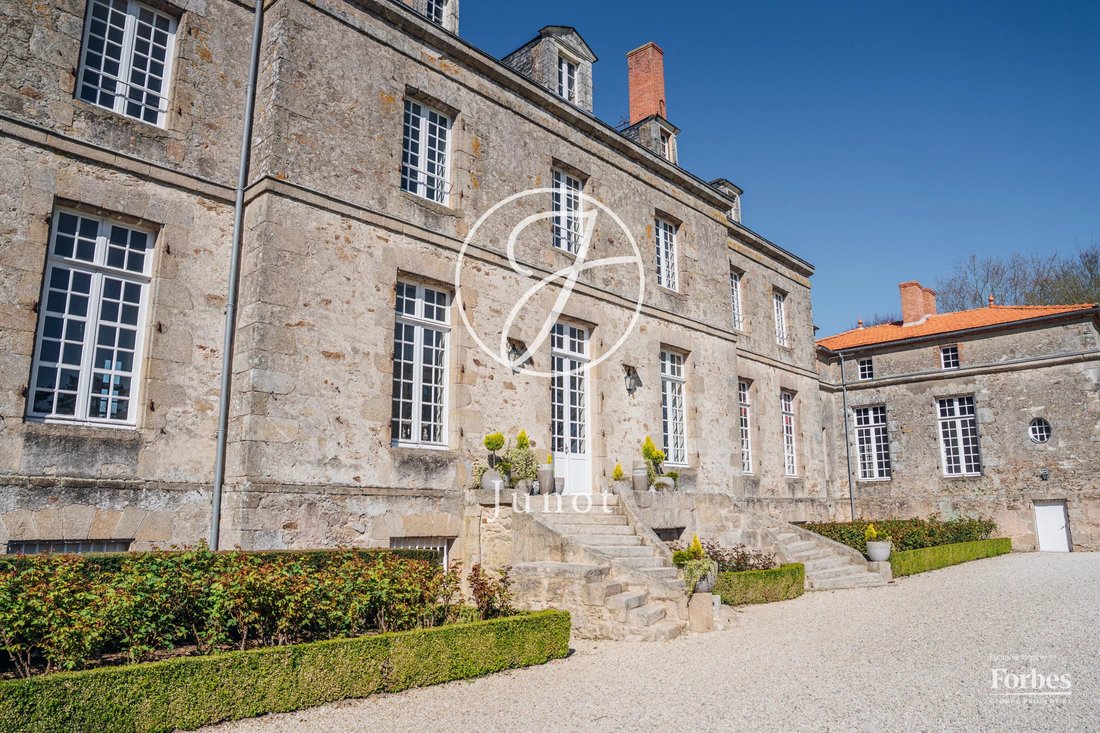 Château Nantes 1300.0 Sqm 12 Bedrooms