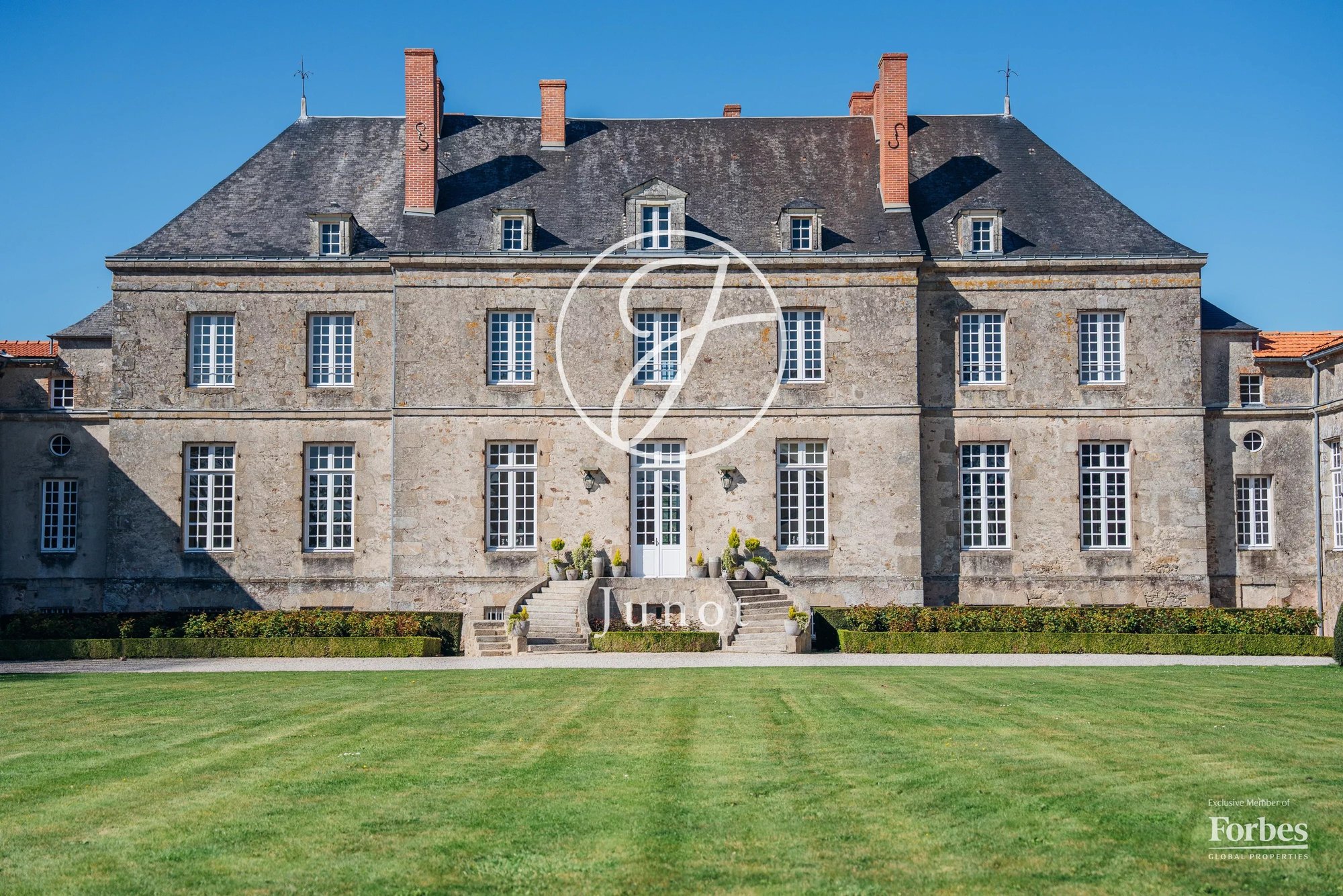 Château Nantes 1300.0 Sqm 12 Bedrooms