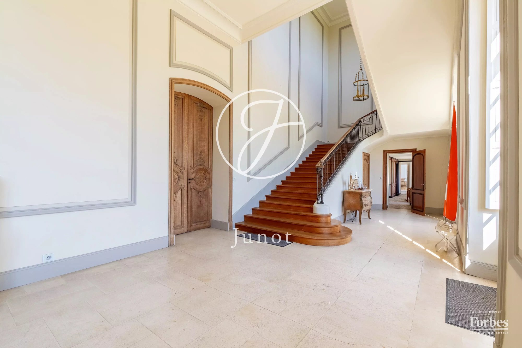 Château Nantes 1300.0 Sqm 12 Bedrooms