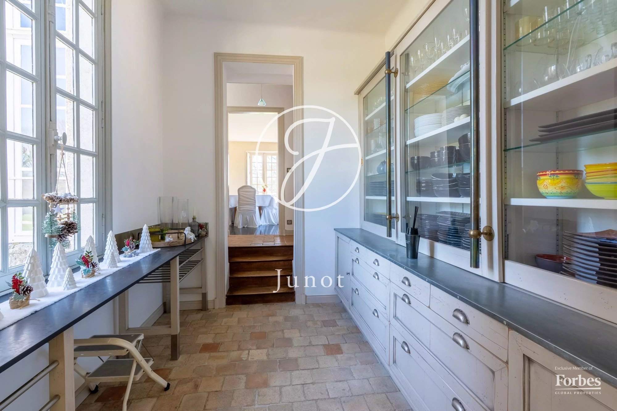 Château Nantes 1300.0 Sqm 12 Bedrooms