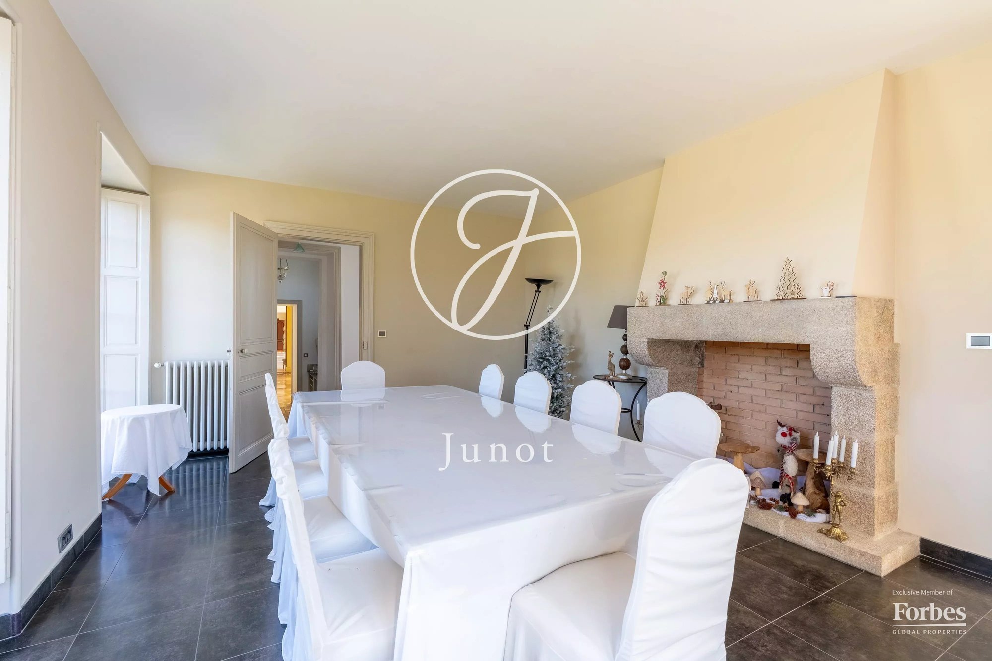 Château Nantes 1300.0 Sqm 12 Bedrooms