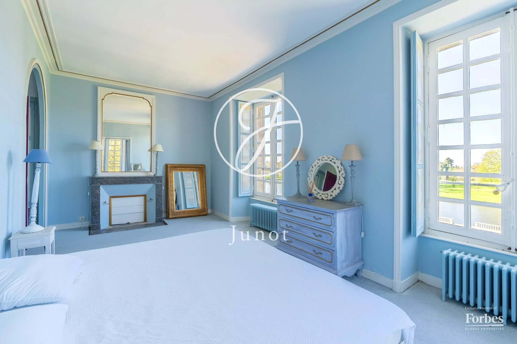Château Nantes 1300.0 Sqm 12 Bedrooms