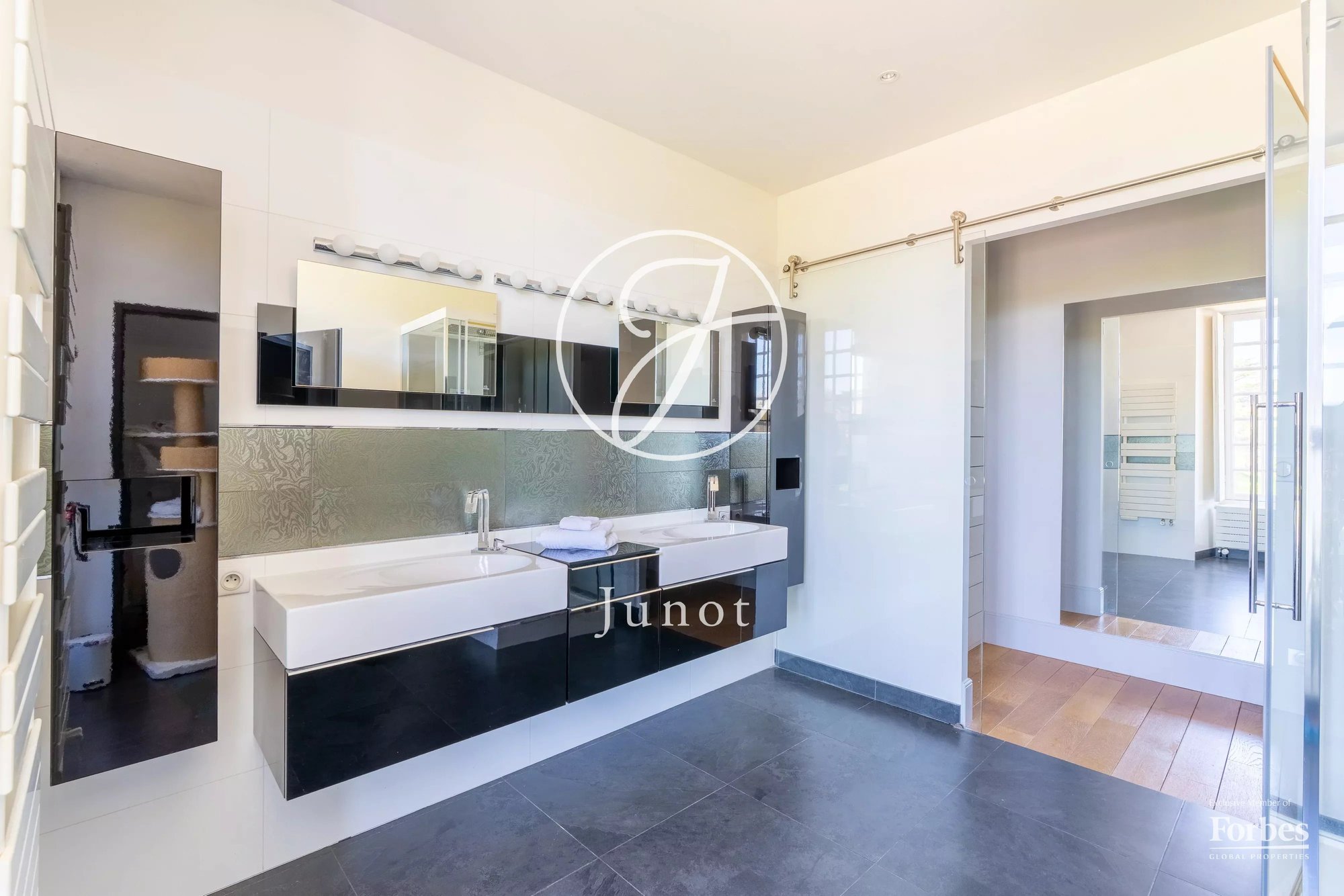 Château Nantes 1300.0 Sqm 12 Bedrooms