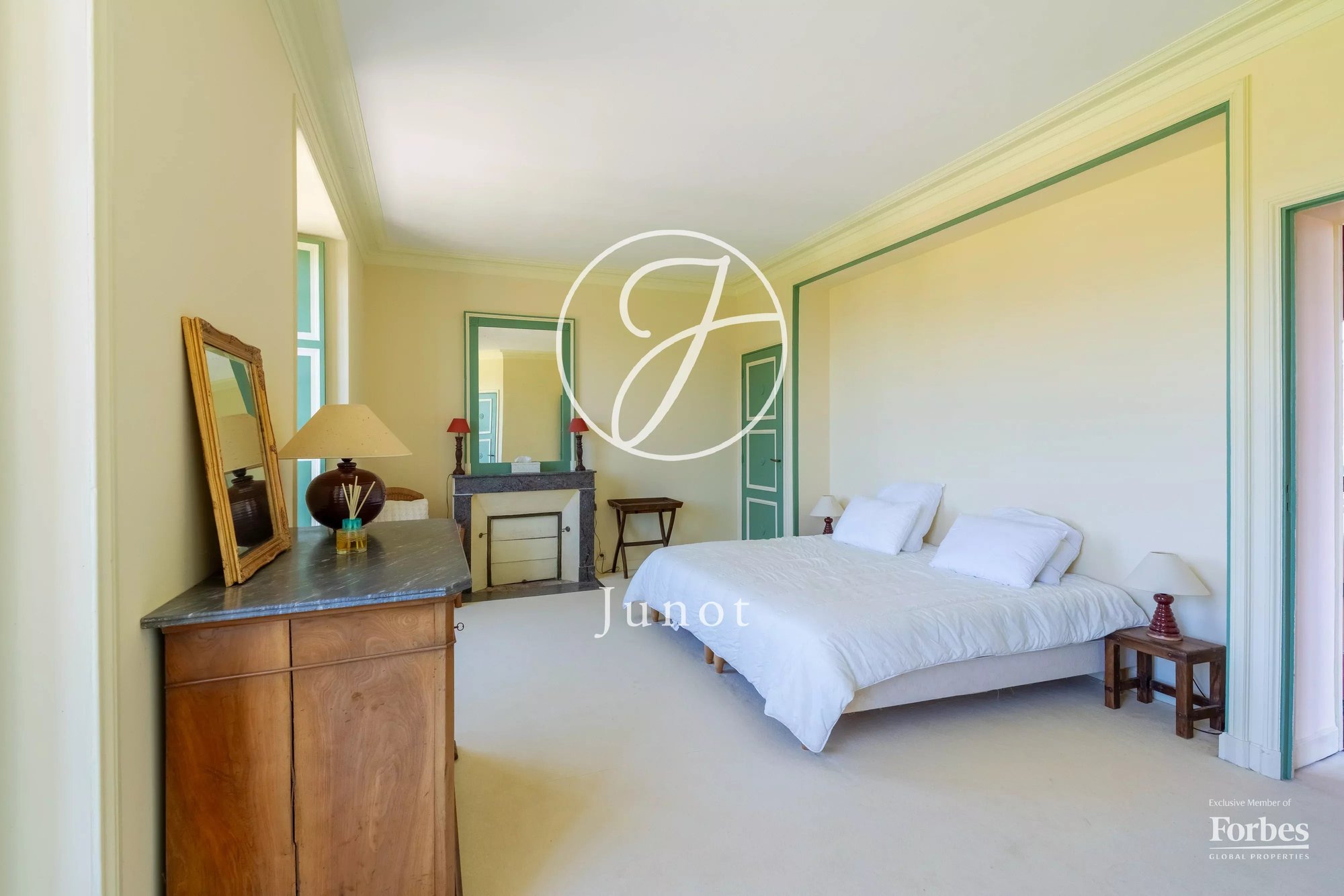 Château Nantes 1300.0 Sqm 12 Bedrooms