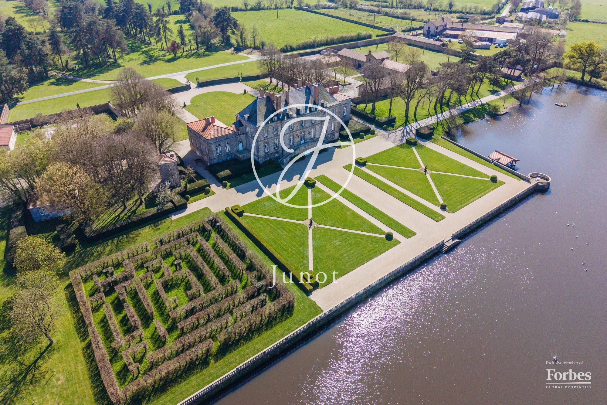 Château Nantes 1300.0 Sqm 12 Bedrooms