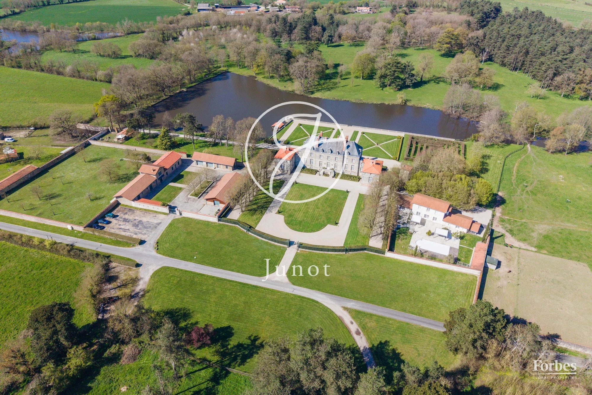 Château Nantes 1300.0 Sqm 12 Bedrooms