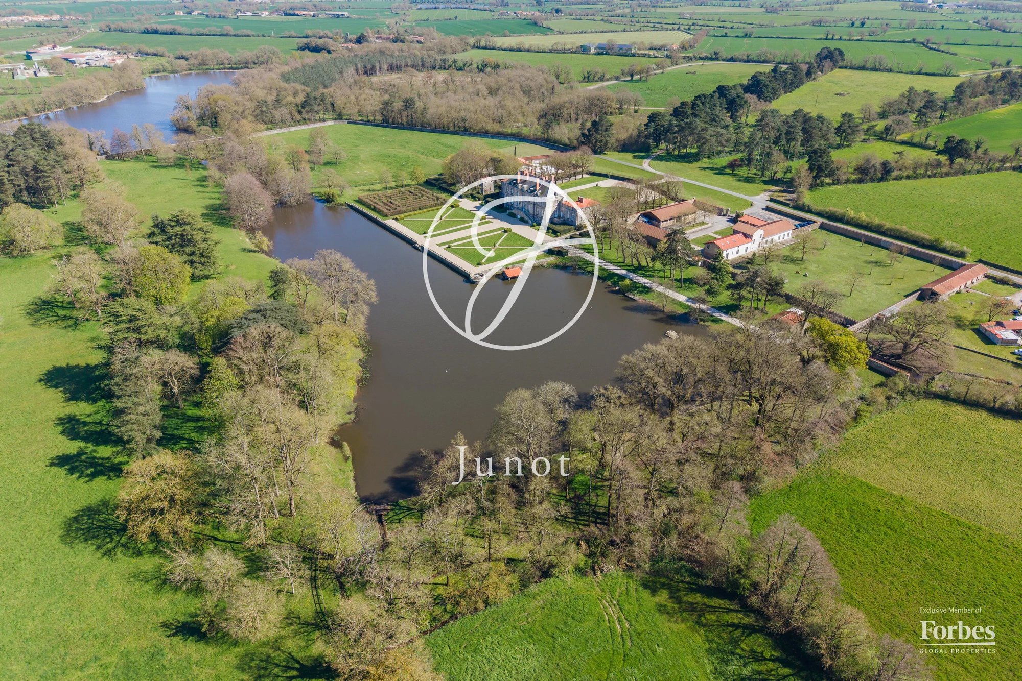 Château Nantes 1300.0 Sqm 12 Bedrooms