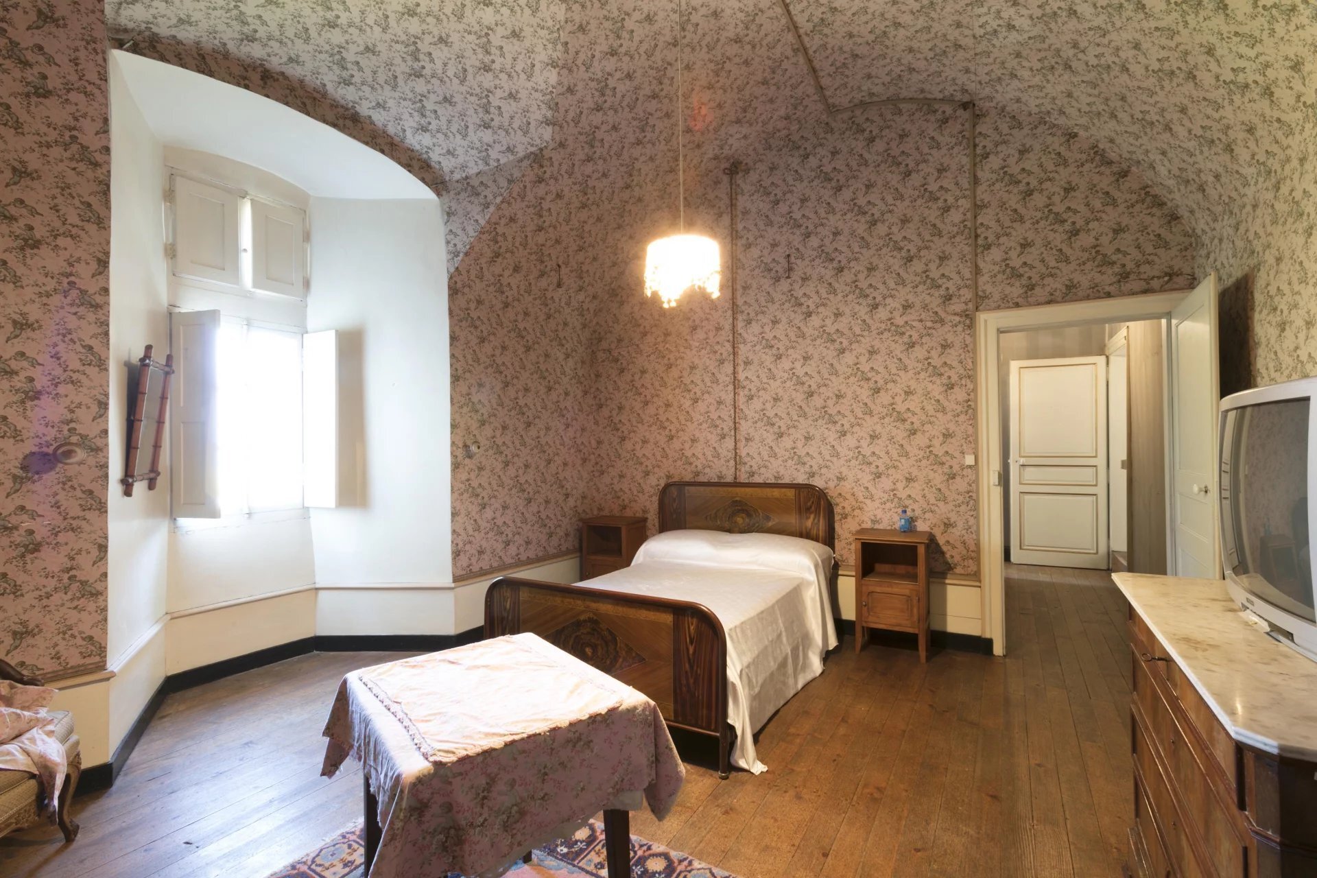 Chateau With Medieval Origins, Mh Listed