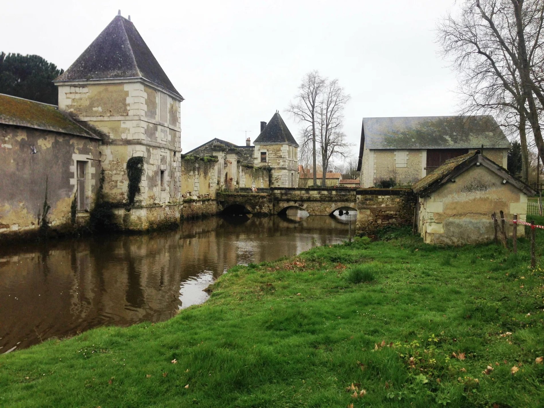 Châtellerault: A 14th–15th Century Listed Historic Monument In Need Of Renovation, Set In 4 Hectares