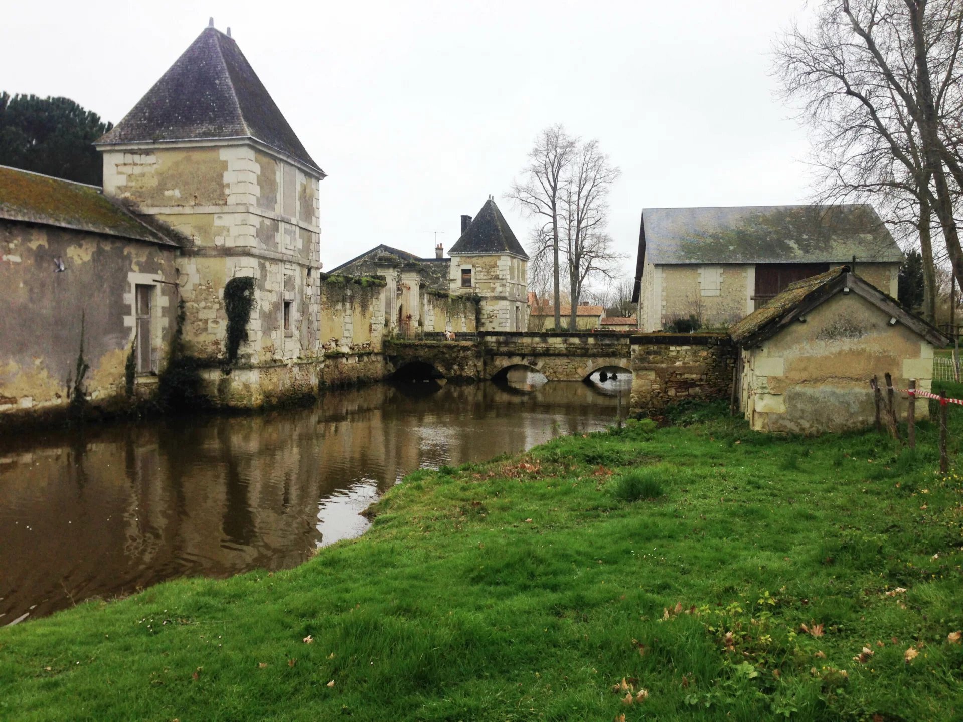 Châtellerault: A 14th–15th Century Listed Historic Monument In Need Of Renovation, Set In 4 Hectares