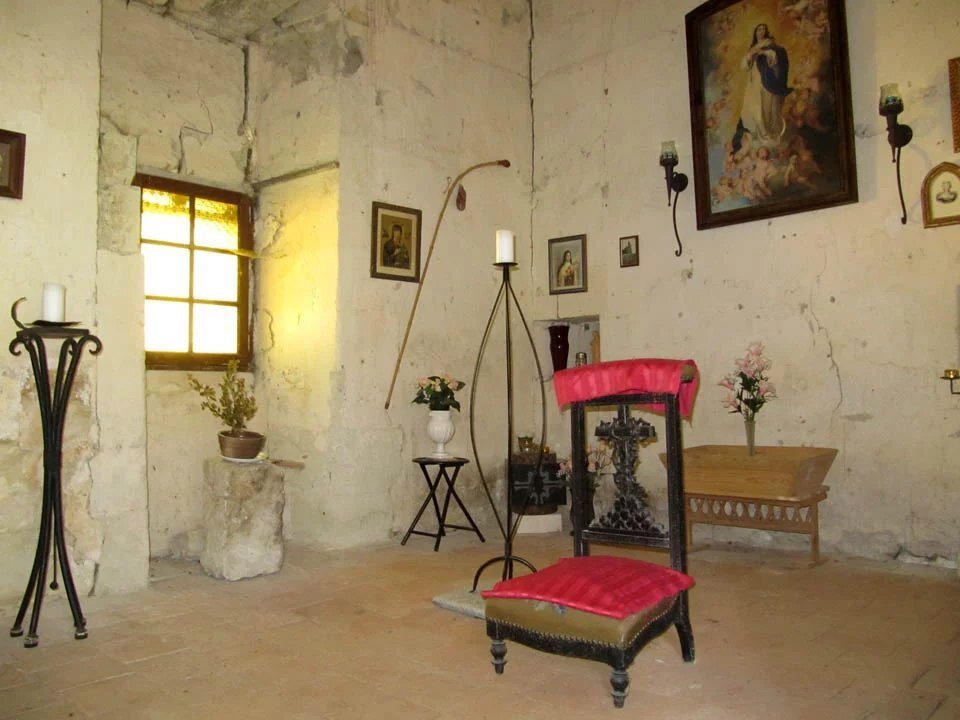 Châtellerault: A 14th–15th Century Listed Historic Monument In Need Of Renovation, Set In 4 Hectares